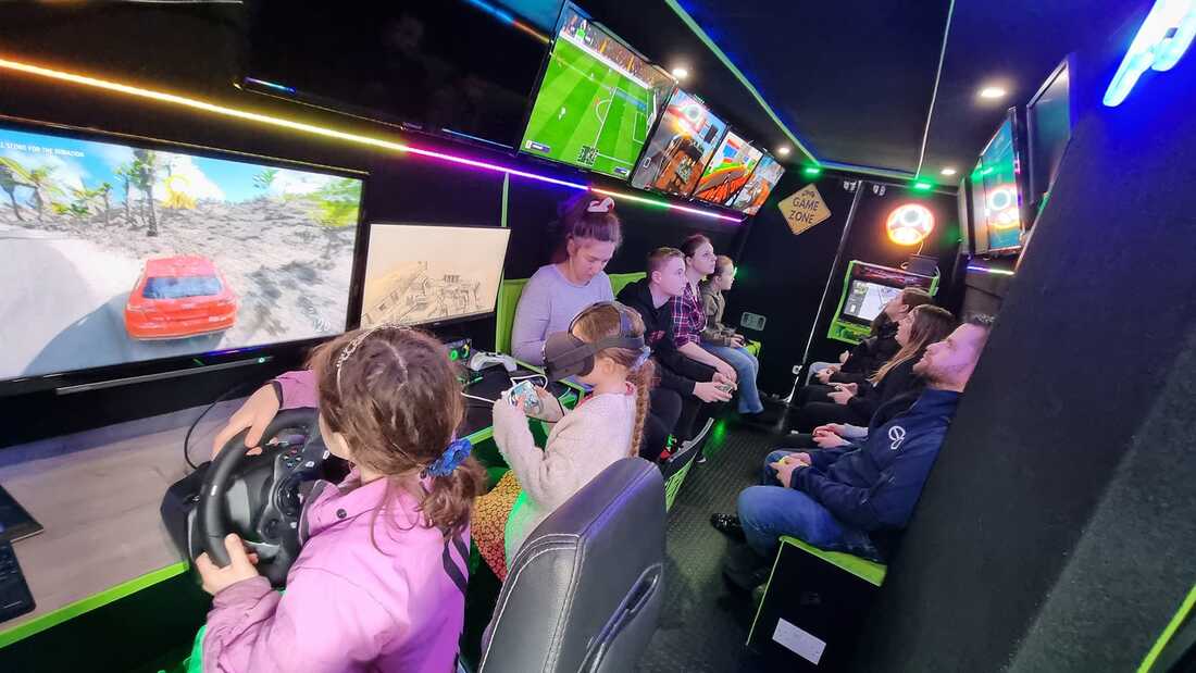 GAMING BUS IN ESSEX AND SUFFOLK PARTY BUS,playing,vr,streetside,gaming,essex,suffolk,bus,gamer,van,cars,racing