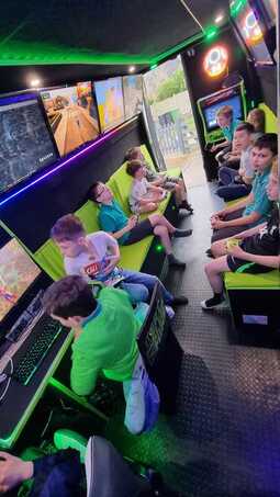 gaming bus,gamingvan,streetside,essex&suffolk childrenhavingabirthdayparty gamingfun,partygame,fnaf